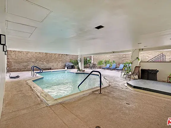 321 N Oakhurst Dr APT 203, Beverly Hills, CA 90210