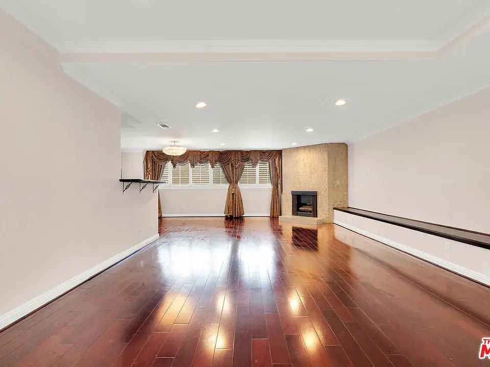 321 N Oakhurst Dr APT 203, Beverly Hills, CA 90210