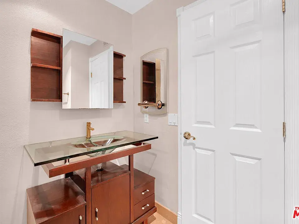 321 N Oakhurst Dr APT 203, Beverly Hills, CA 90210