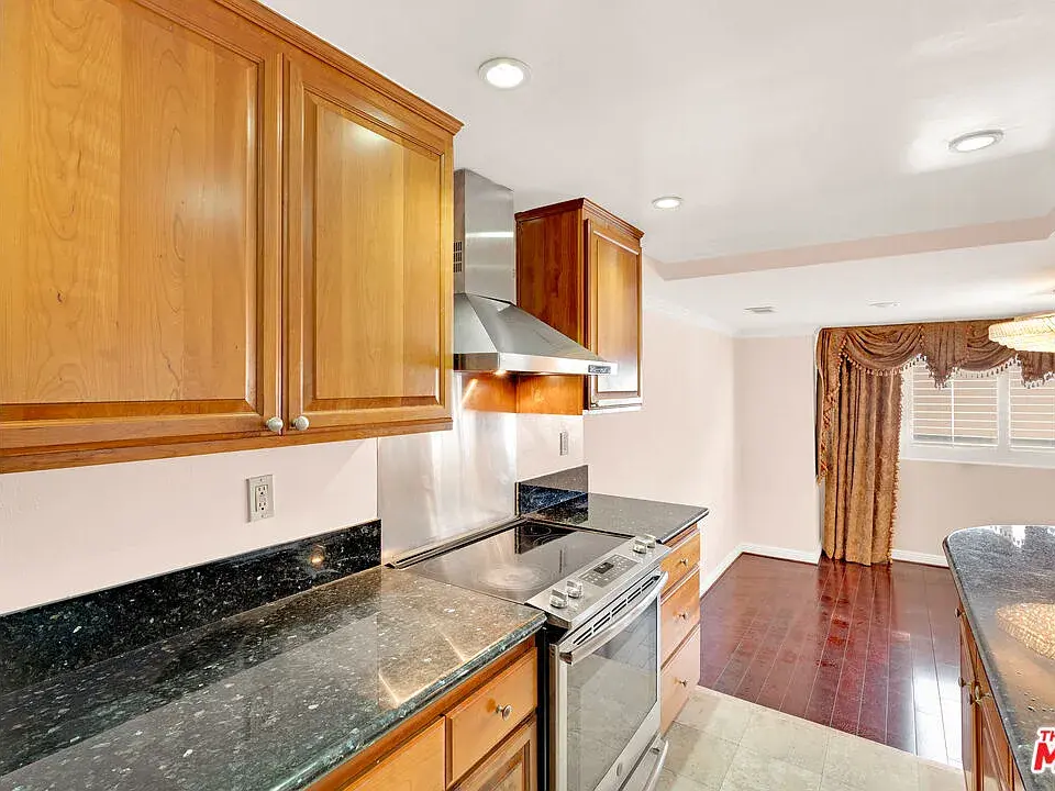 321 N Oakhurst Dr APT 203, Beverly Hills, CA 90210