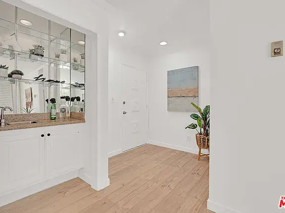 12955 Riverside Dr APT 201, Sherman Oaks, CA 91423