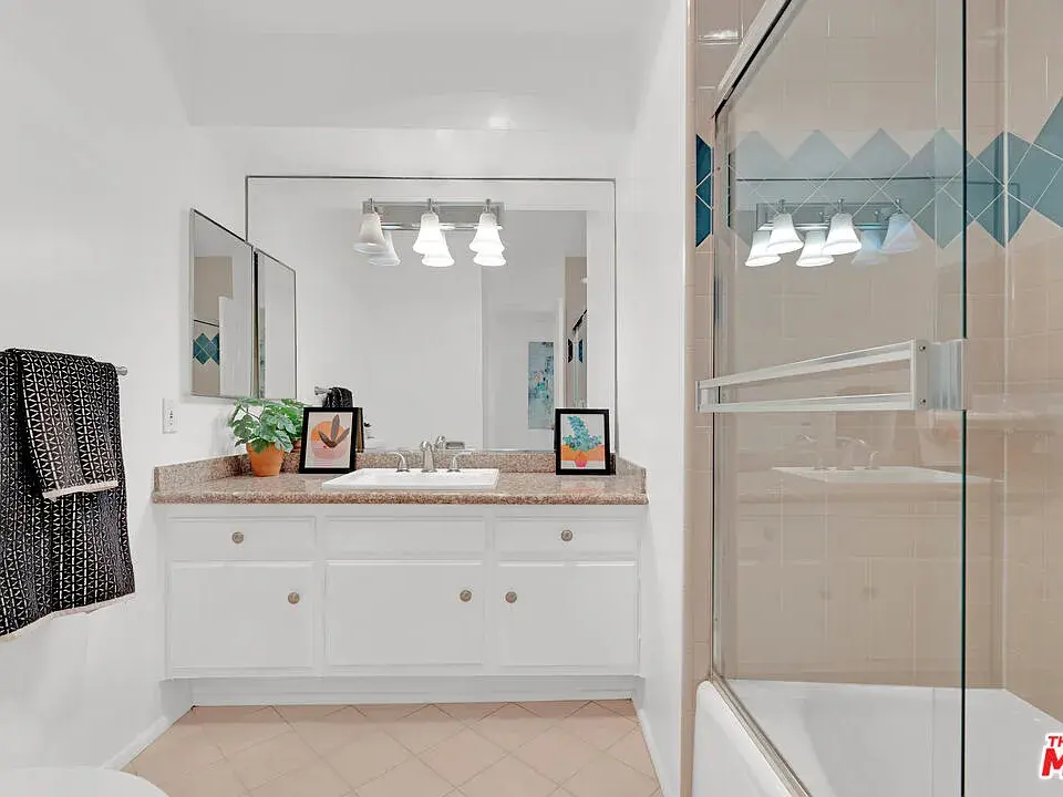 12955 Riverside Dr APT 201, Sherman Oaks, CA 91423