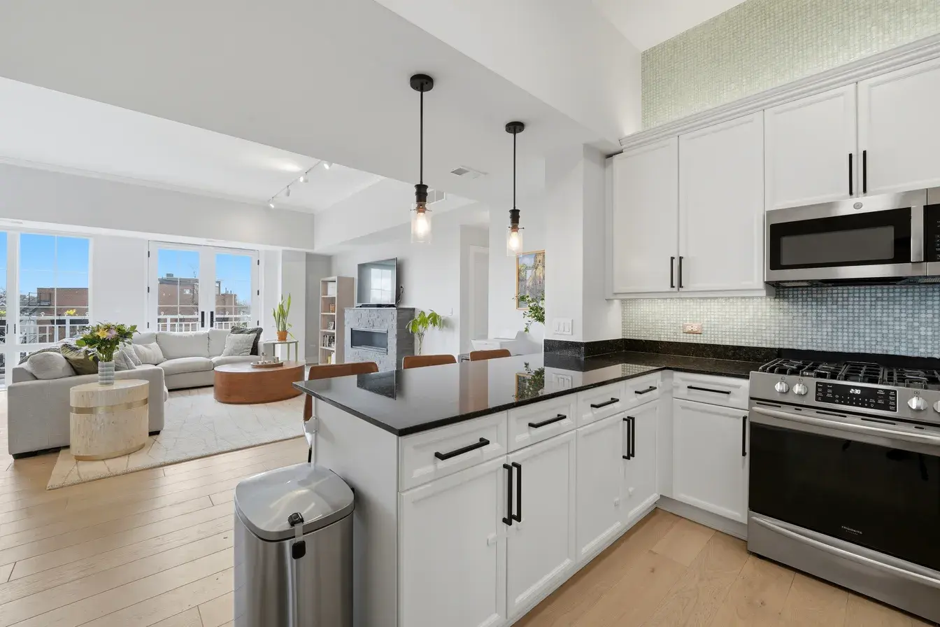 2762 N Lincoln Ave APT 401,   Chicago, IL 60614