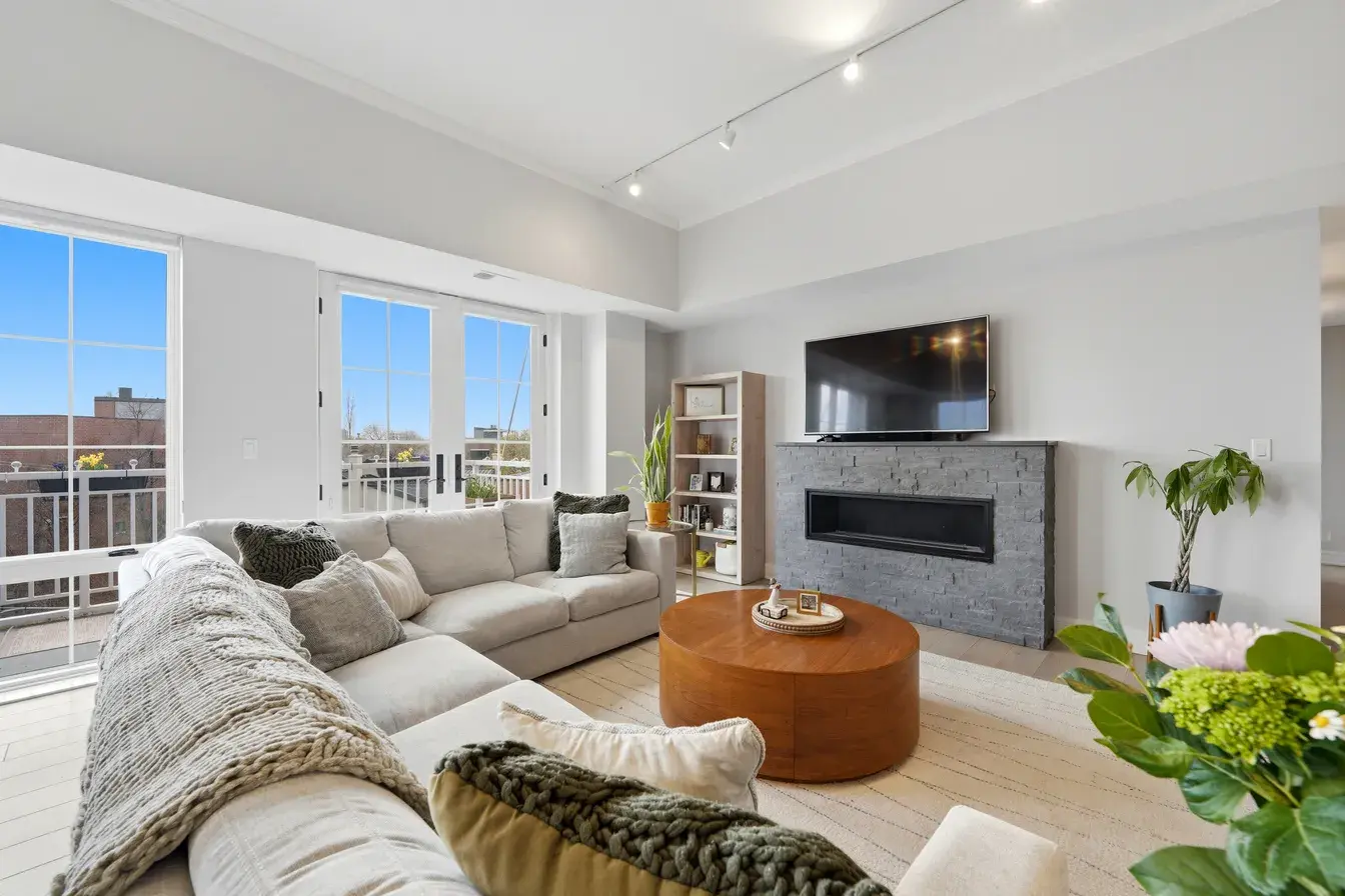 2762 N Lincoln Ave APT 401,   Chicago, IL 60614