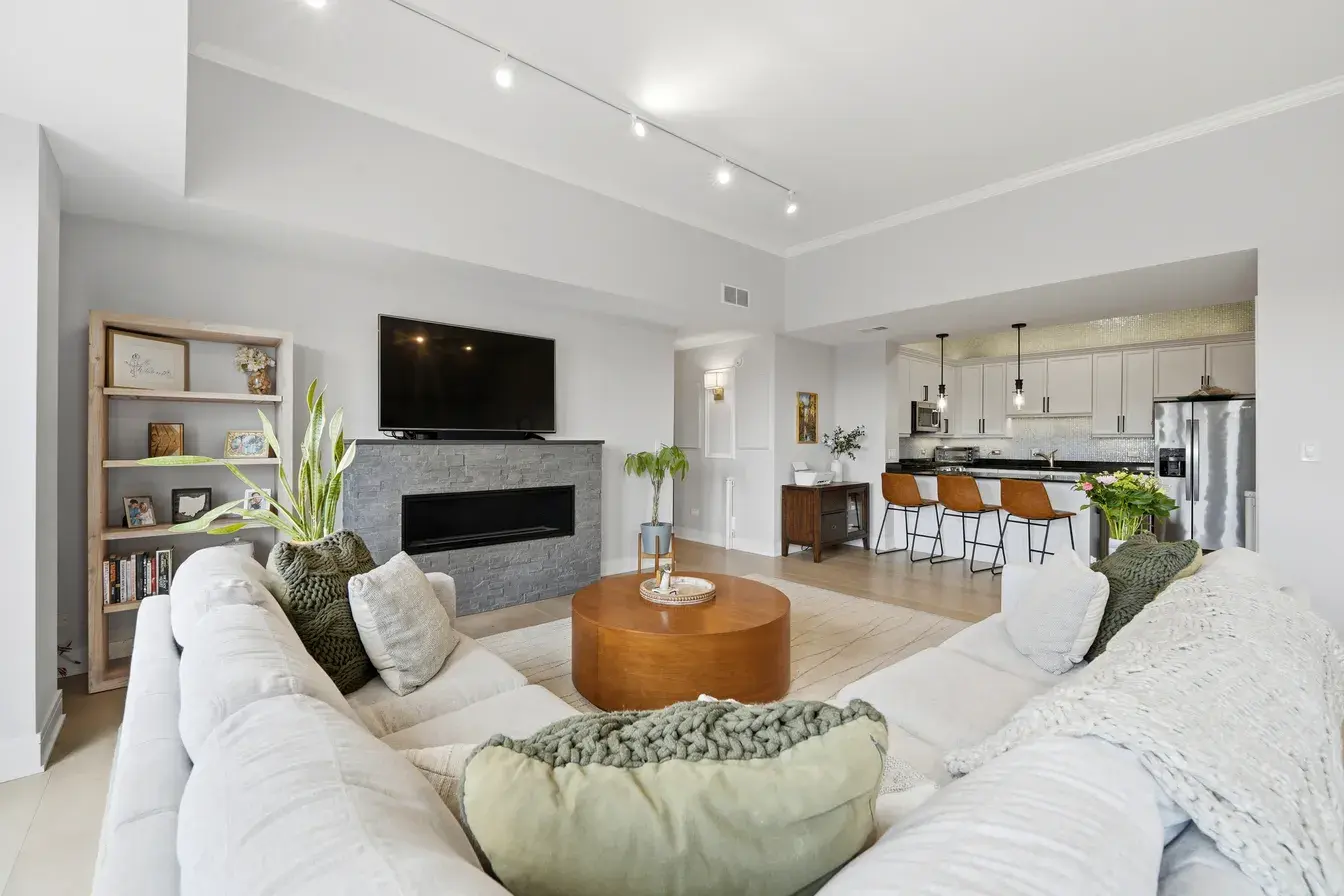2762 N Lincoln Ave APT 401,   Chicago, IL 60614