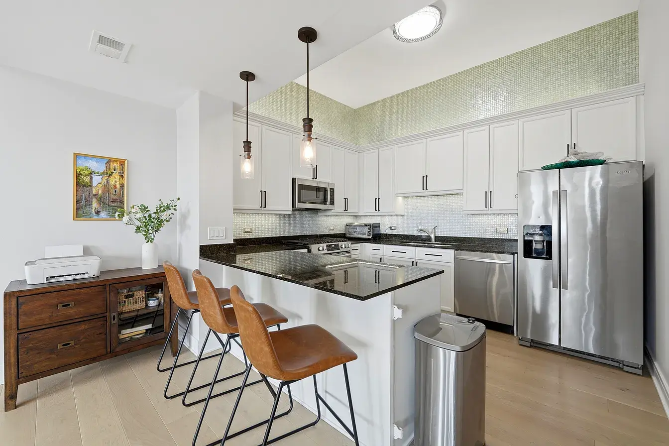 2762 N Lincoln Ave APT 401,   Chicago, IL 60614