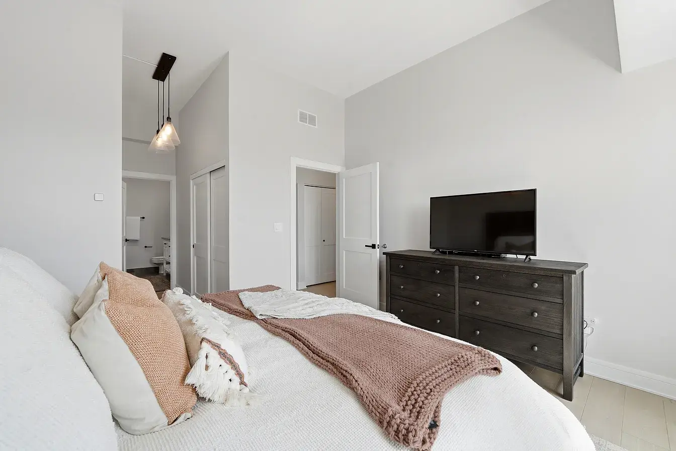 2762 N Lincoln Ave APT 401,   Chicago, IL 60614