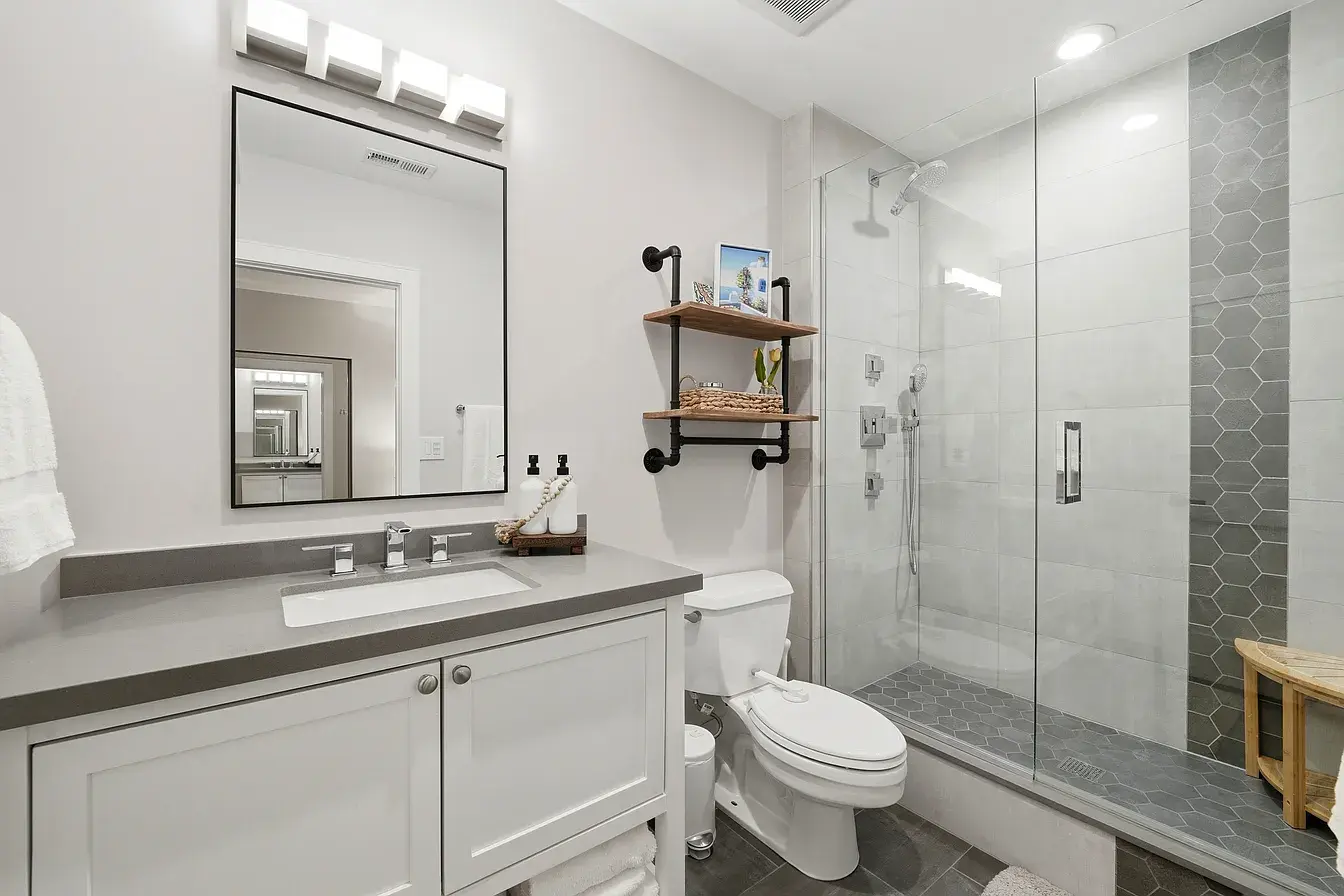 2762 N Lincoln Ave APT 401,   Chicago, IL 60614