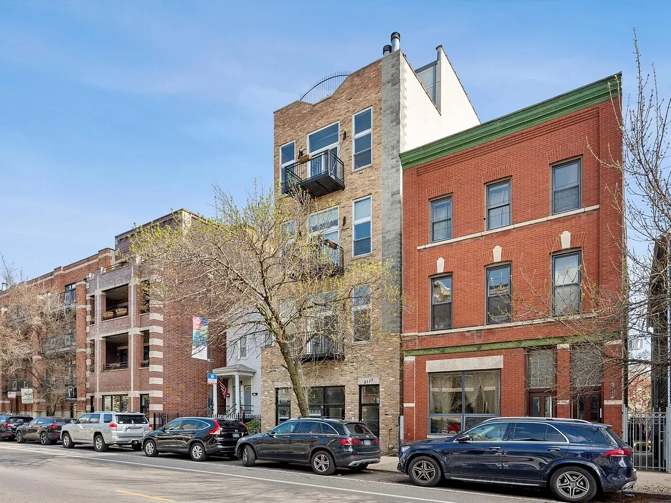 2117 W Belmont Ave Unit 4,   Chicago, IL 60618