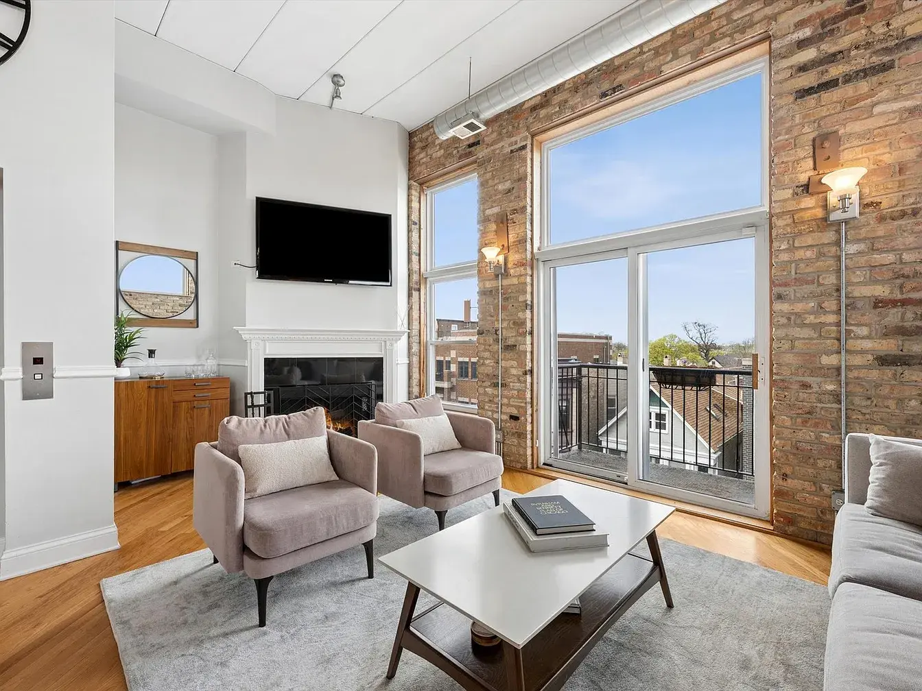 2117 W Belmont Ave Unit 4,   Chicago, IL 60618
