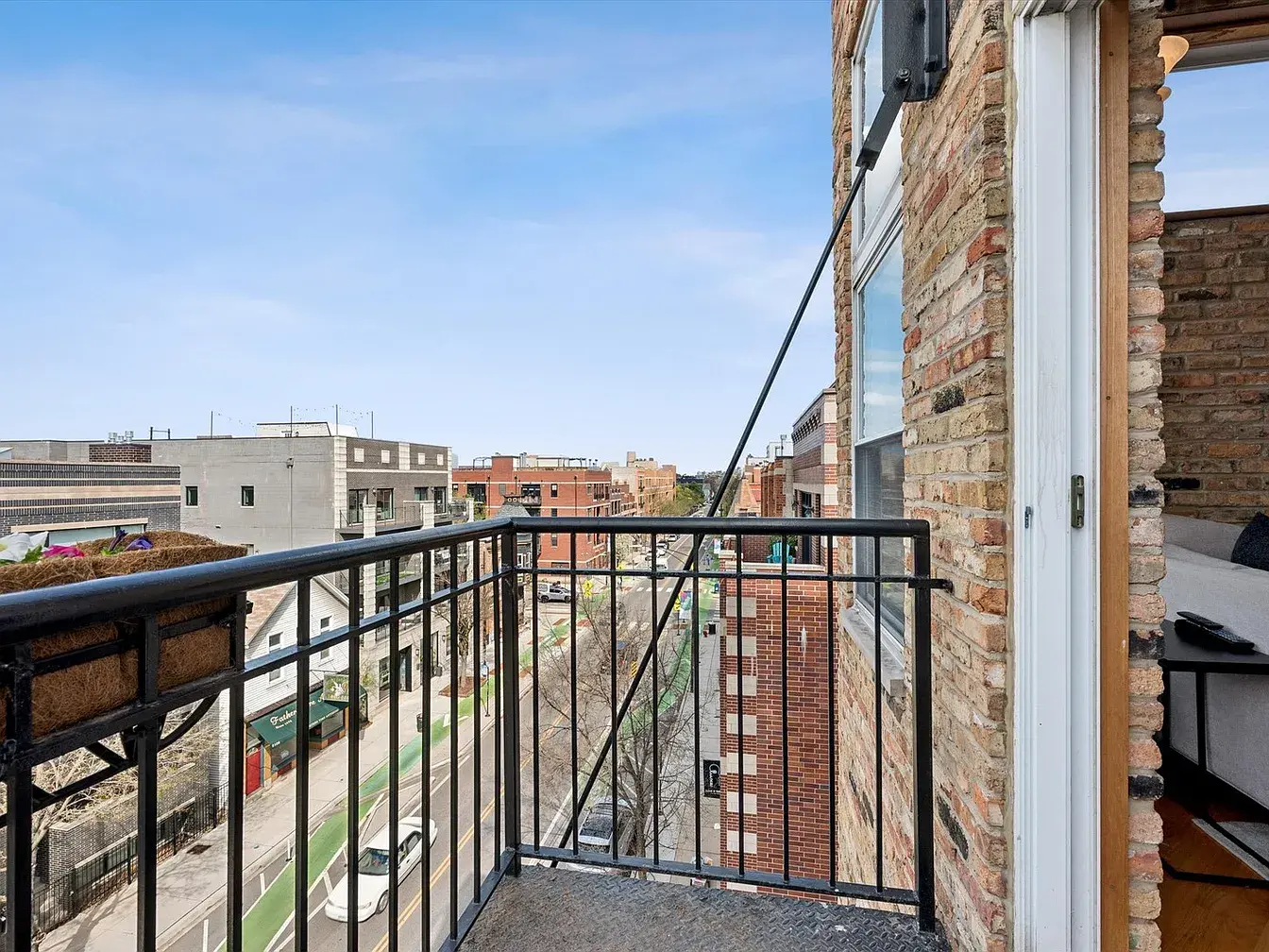 2117 W Belmont Ave Unit 4,   Chicago, IL 60618