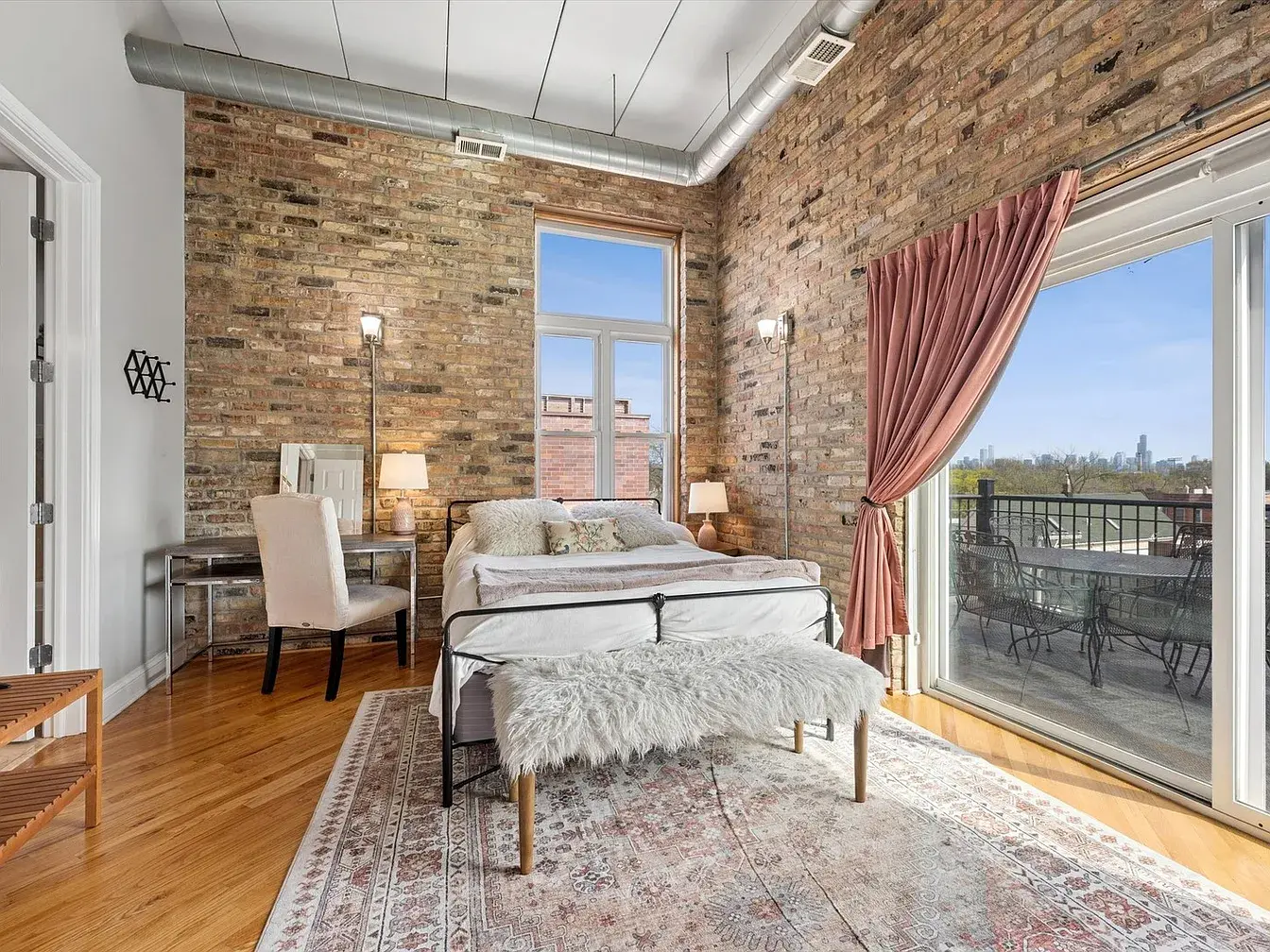 2117 W Belmont Ave Unit 4,   Chicago, IL 60618