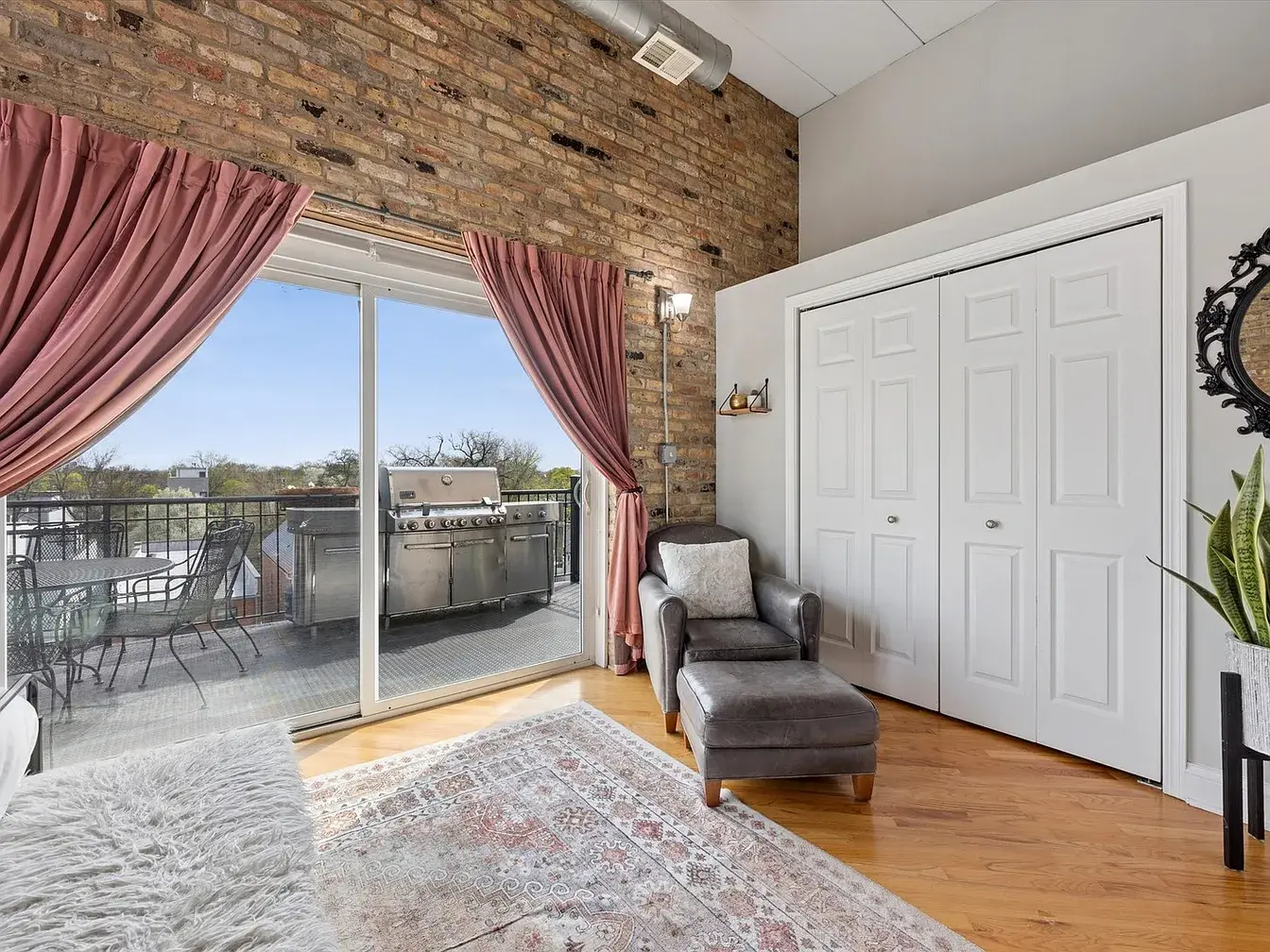 2117 W Belmont Ave Unit 4,   Chicago, IL 60618