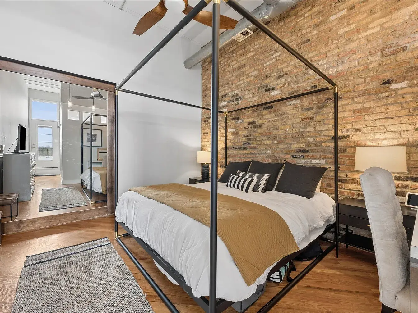 2117 W Belmont Ave Unit 4,   Chicago, IL 60618