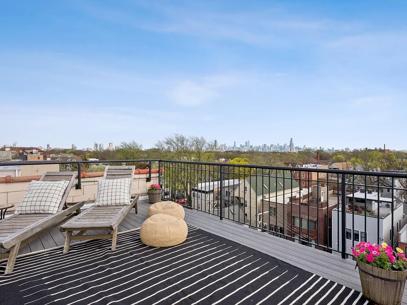 2117 W Belmont Ave Unit 4,   Chicago, IL 60618