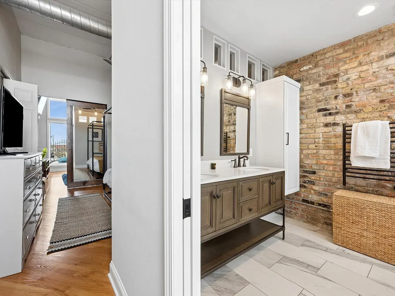 2117 W Belmont Ave Unit 4,   Chicago, IL 60618