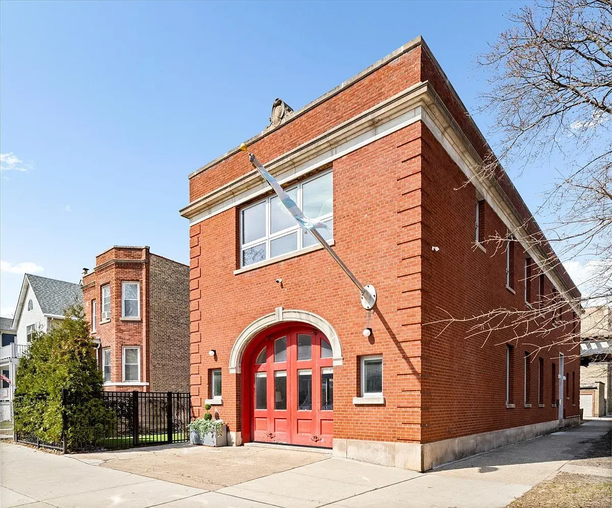 2100 W Eastwood Ave,   Chicago, IL 60625