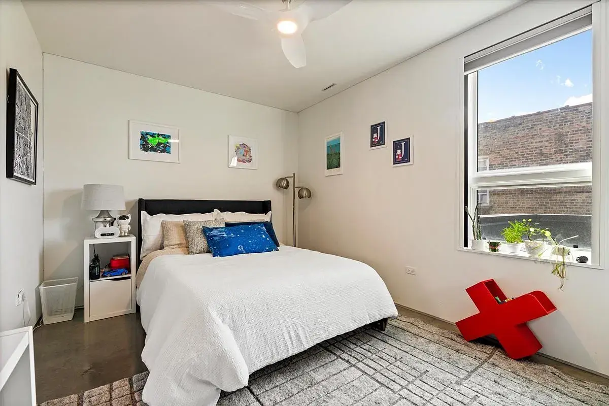 2100 W Eastwood Ave,   Chicago, IL 60625