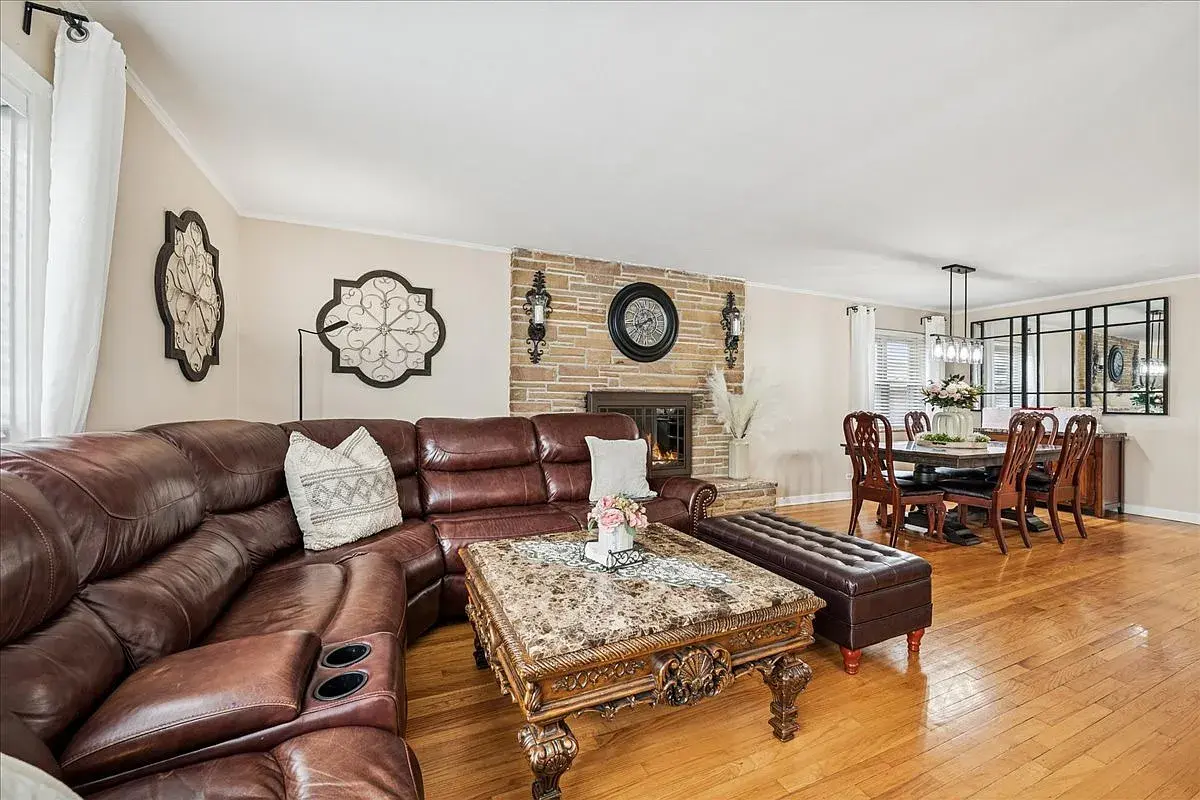 5239 N Virginia Ave,   Chicago, IL 60625