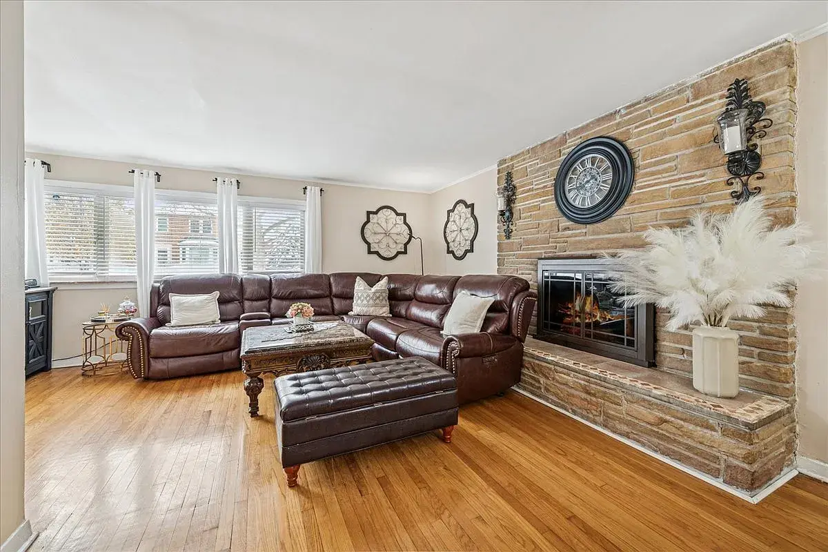 5239 N Virginia Ave,   Chicago, IL 60625