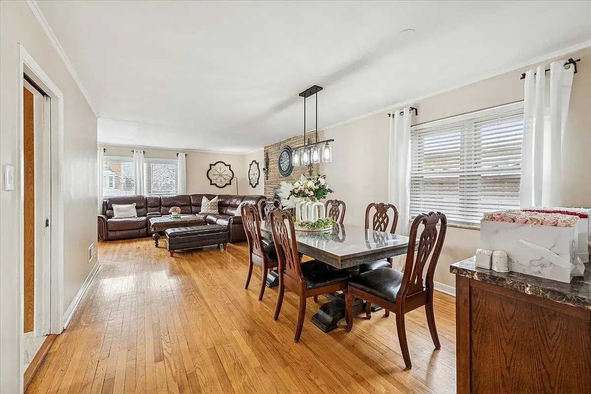5239 N Virginia Ave,   Chicago, IL 60625