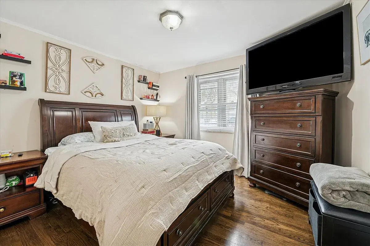 5239 N Virginia Ave,   Chicago, IL 60625