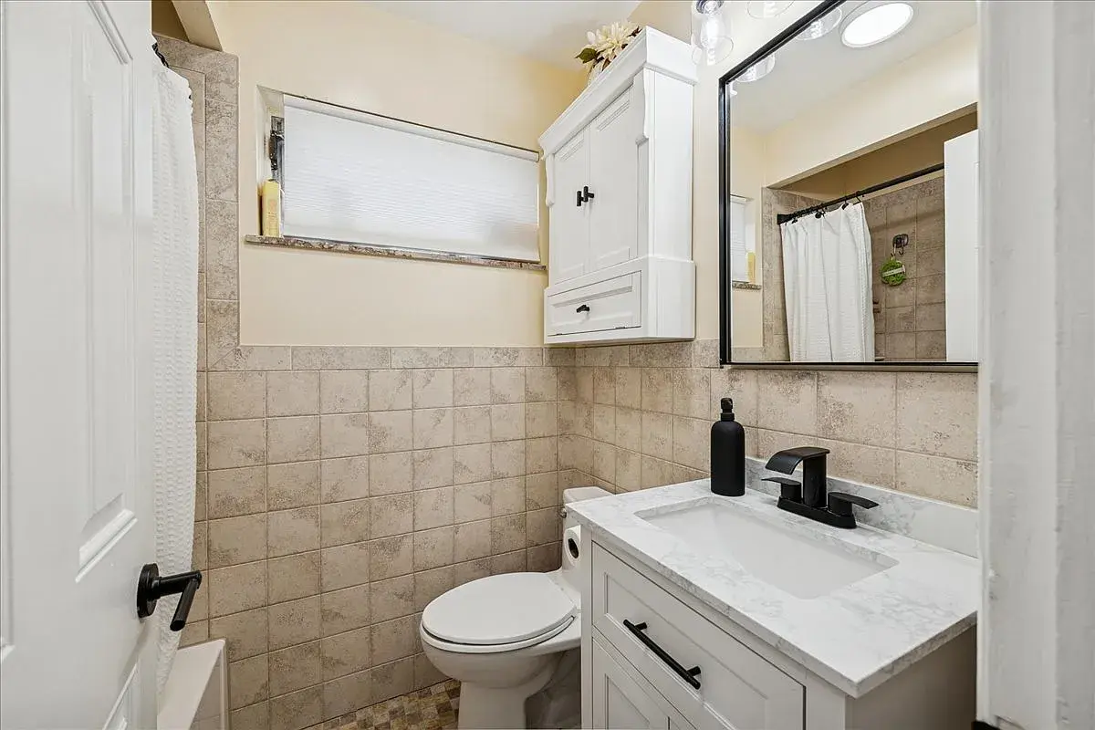 5239 N Virginia Ave,   Chicago, IL 60625