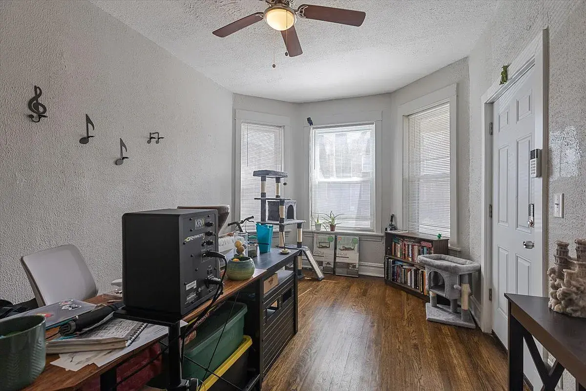4844 W Rice St,   Chicago, IL 60651
