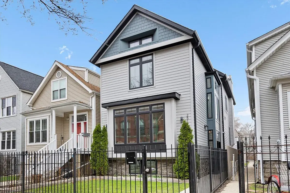 2514 W Moffat St,   Chicago, IL 60647