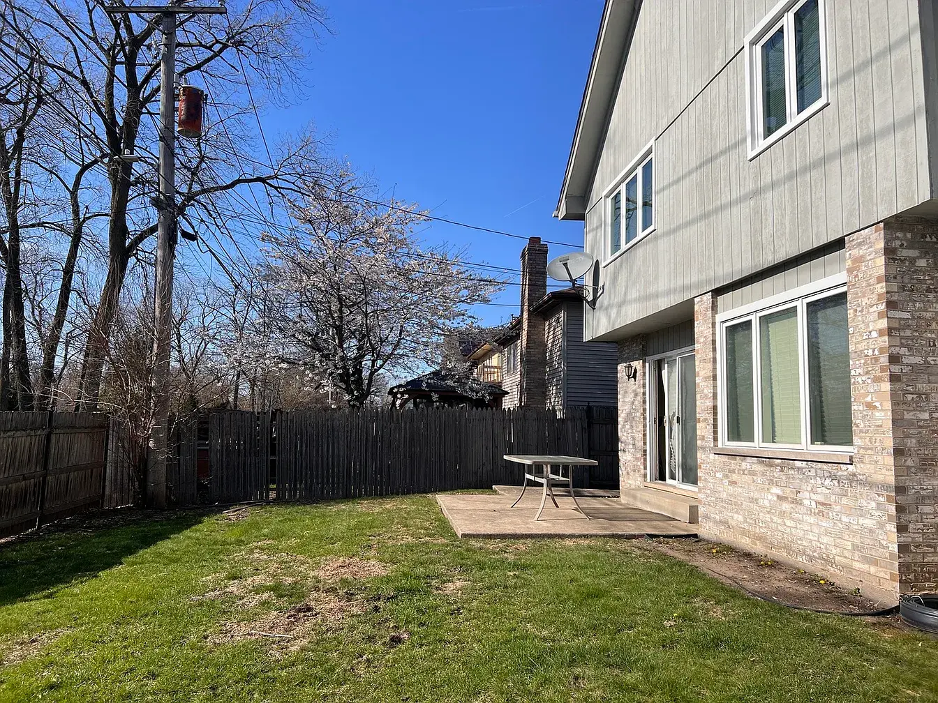 9848 S Beverly Ave,   Chicago, IL 60643