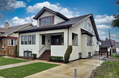 6735 W Raven St,   Chicago, IL 60631