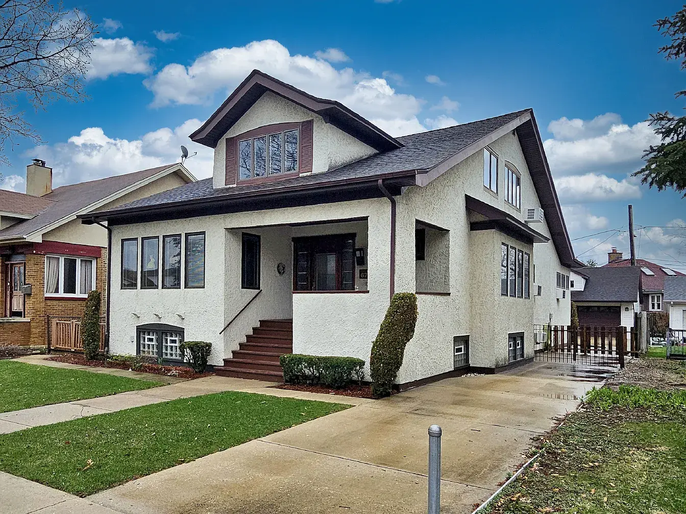 6735 W Raven St,   Chicago, IL 60631