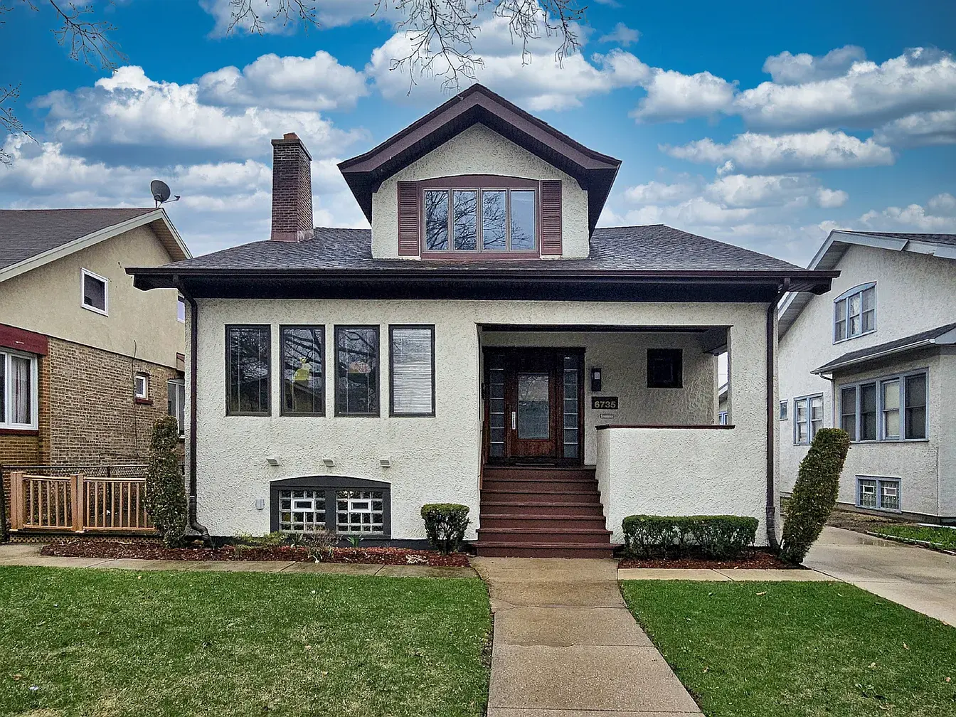6735 W Raven St,   Chicago, IL 60631