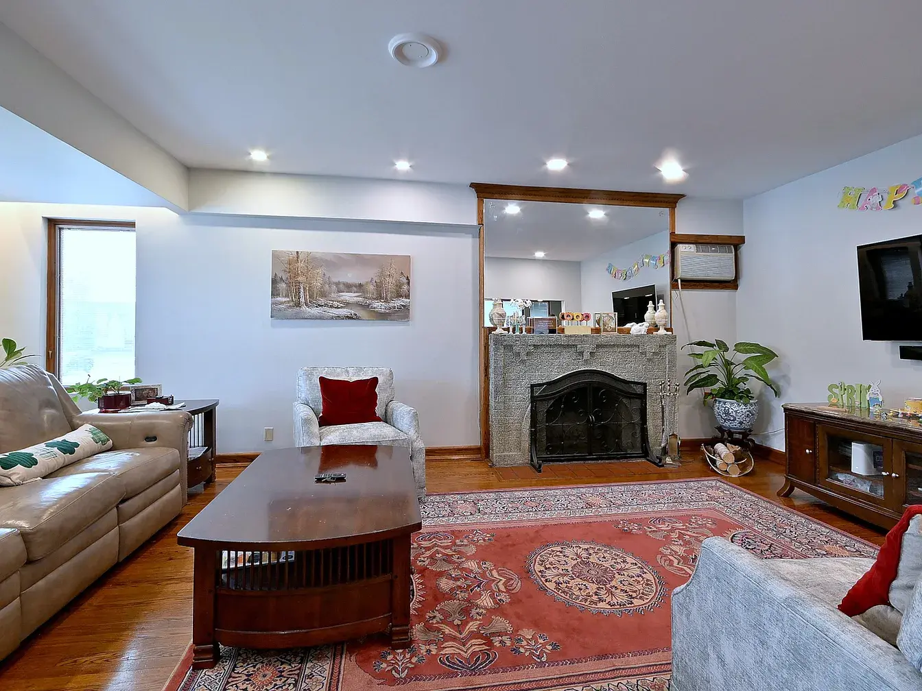 6735 W Raven St,   Chicago, IL 60631