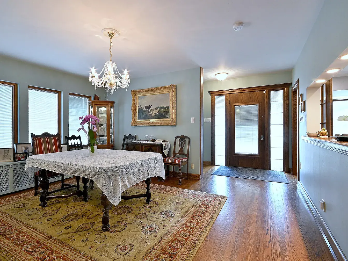 6735 W Raven St,   Chicago, IL 60631