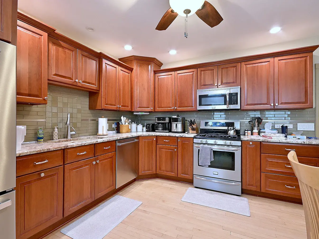 6735 W Raven St,   Chicago, IL 60631