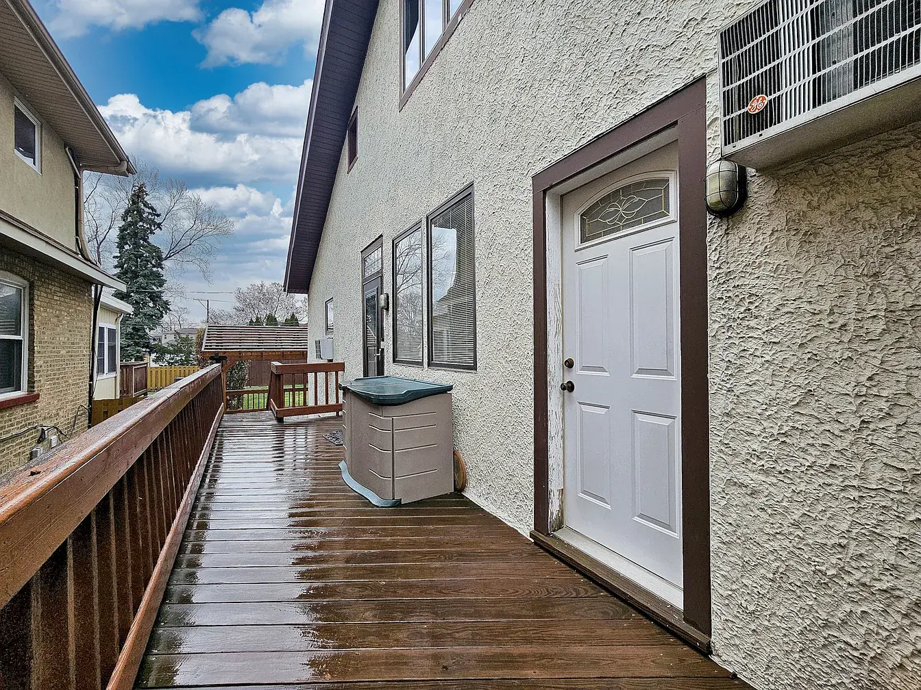 6735 W Raven St,   Chicago, IL 60631