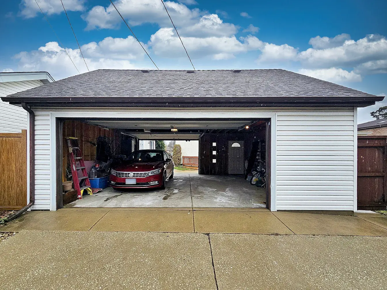 6735 W Raven St,   Chicago, IL 60631