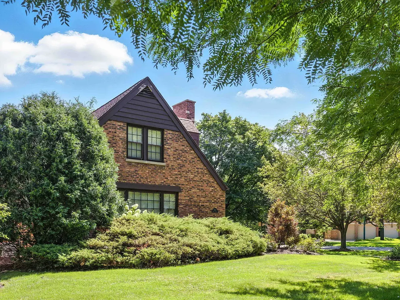 5901 N Newark Ave,   Chicago, IL 60631