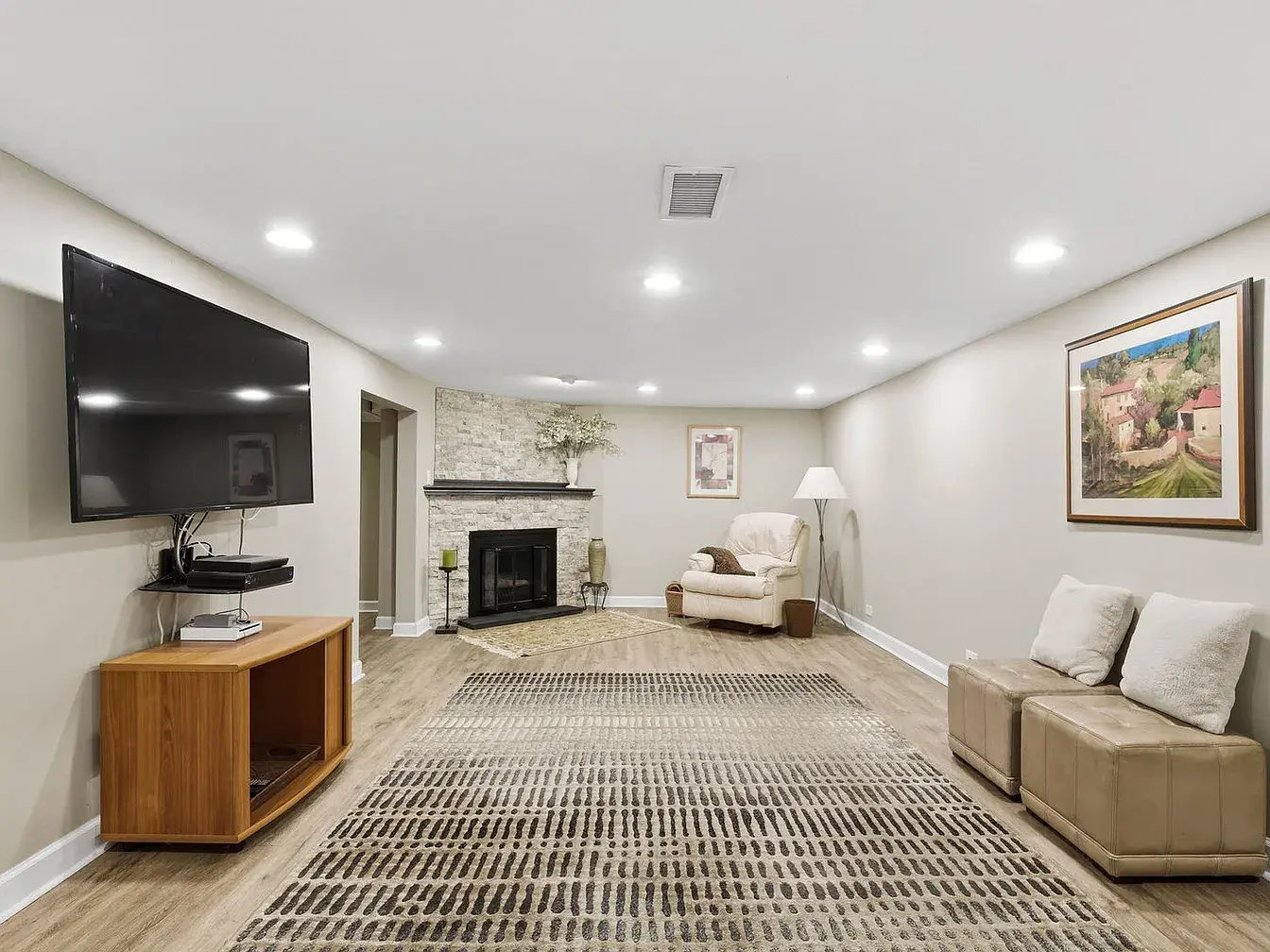 5901 N Newark Ave,   Chicago, IL 60631