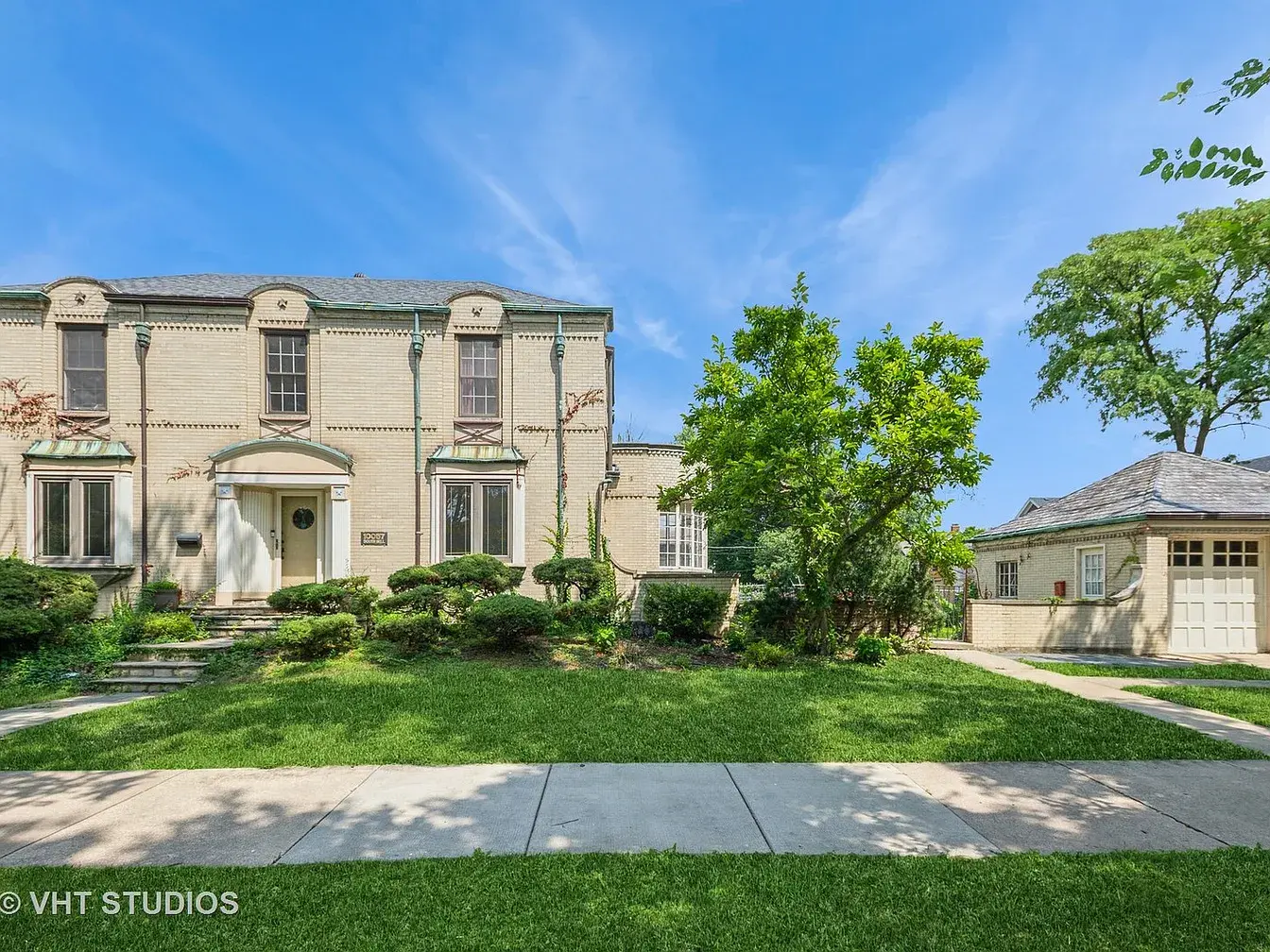 10057 S Bell Ave,   Chicago, IL 60643