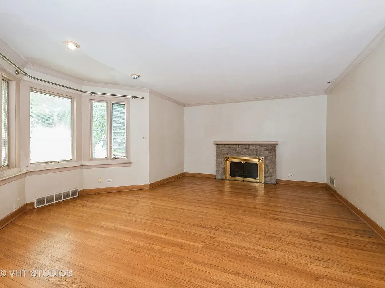 10057 S Bell Ave,   Chicago, IL 60643