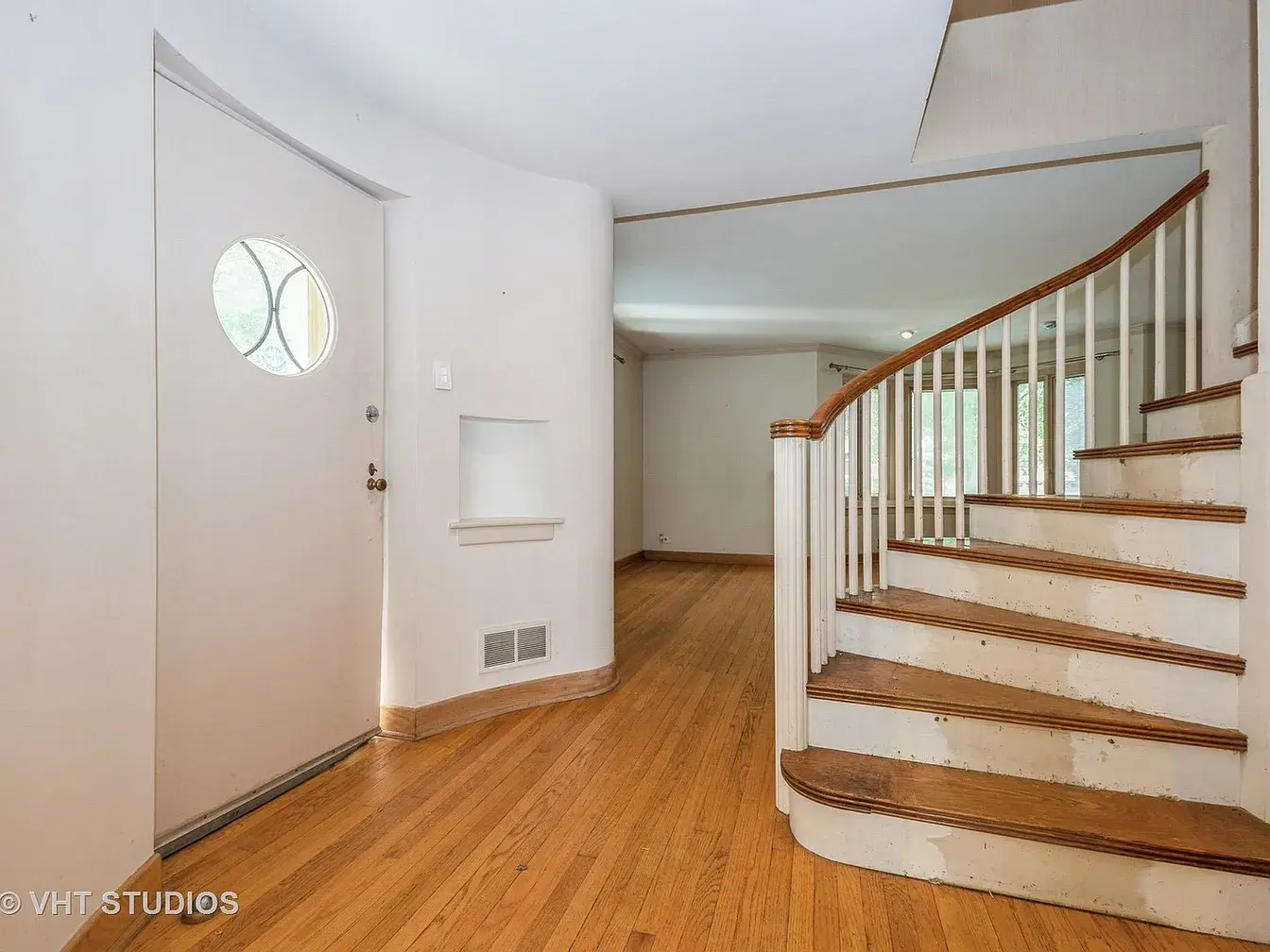 10057 S Bell Ave,   Chicago, IL 60643