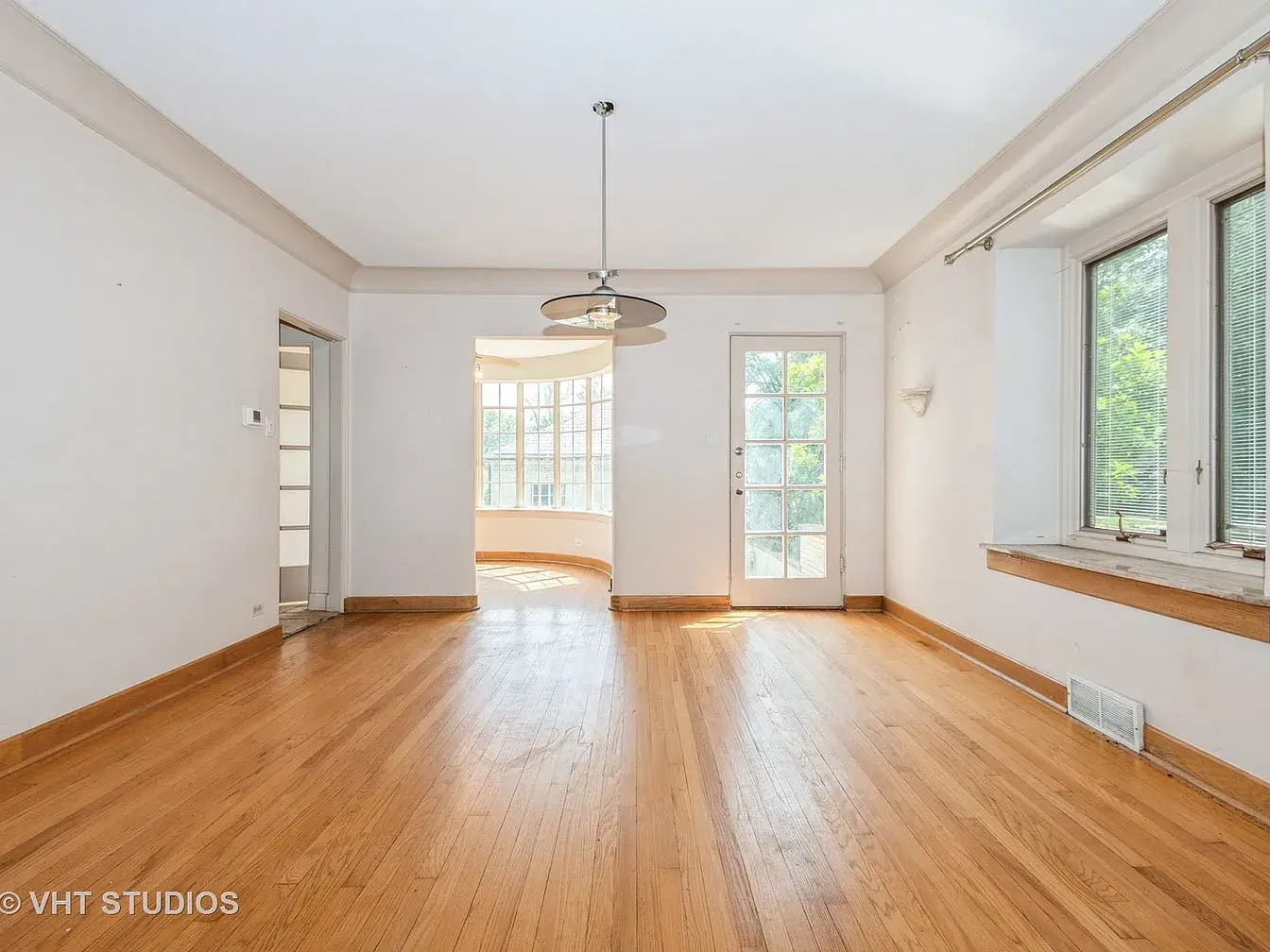 10057 S Bell Ave,   Chicago, IL 60643