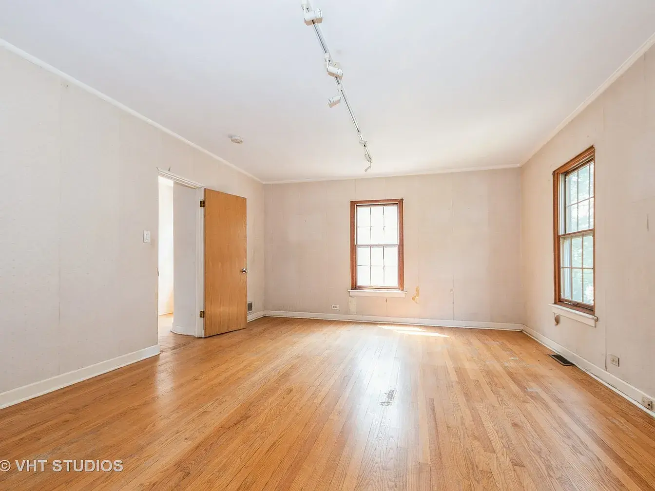 10057 S Bell Ave,   Chicago, IL 60643