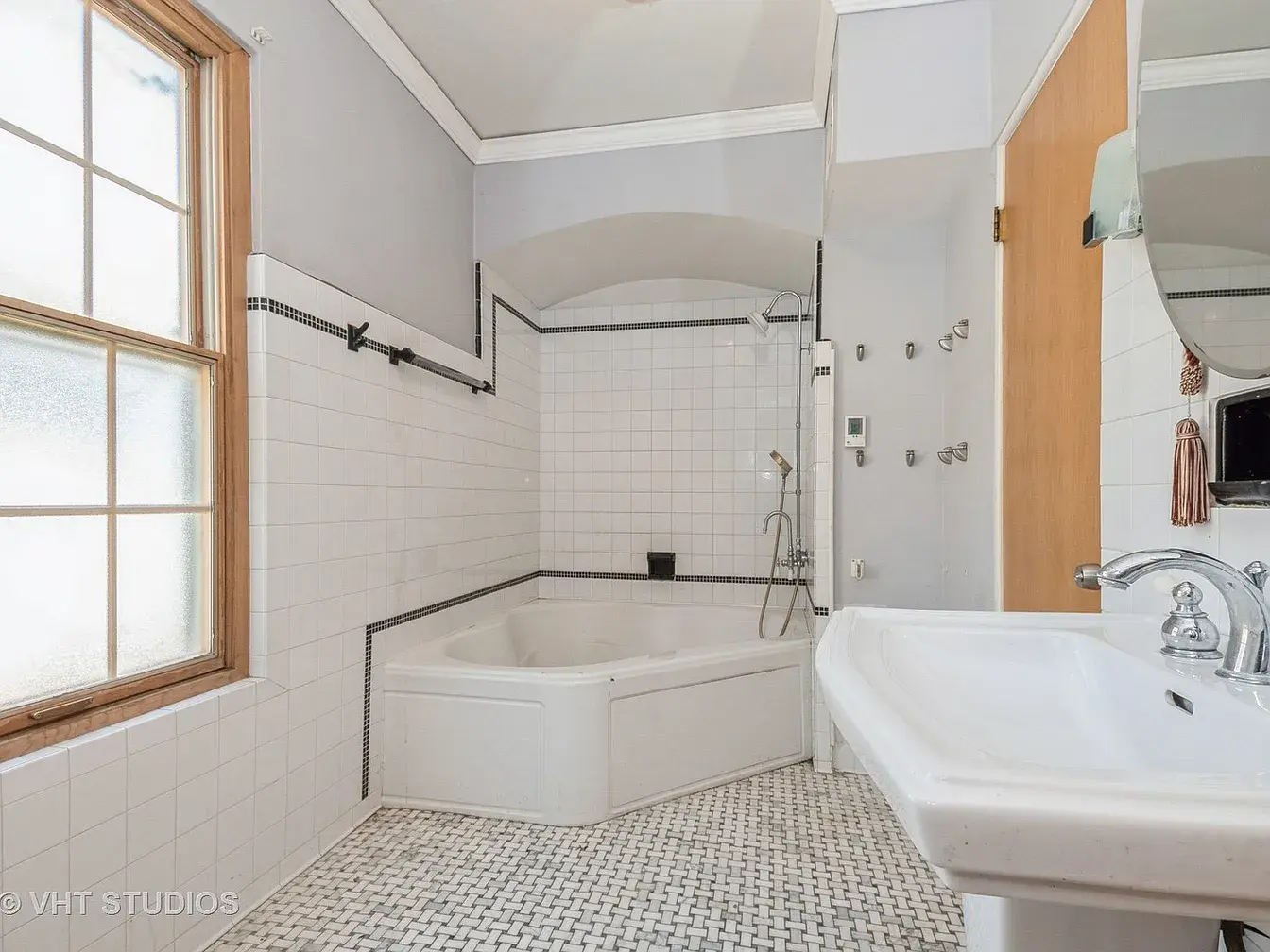 10057 S Bell Ave,   Chicago, IL 60643