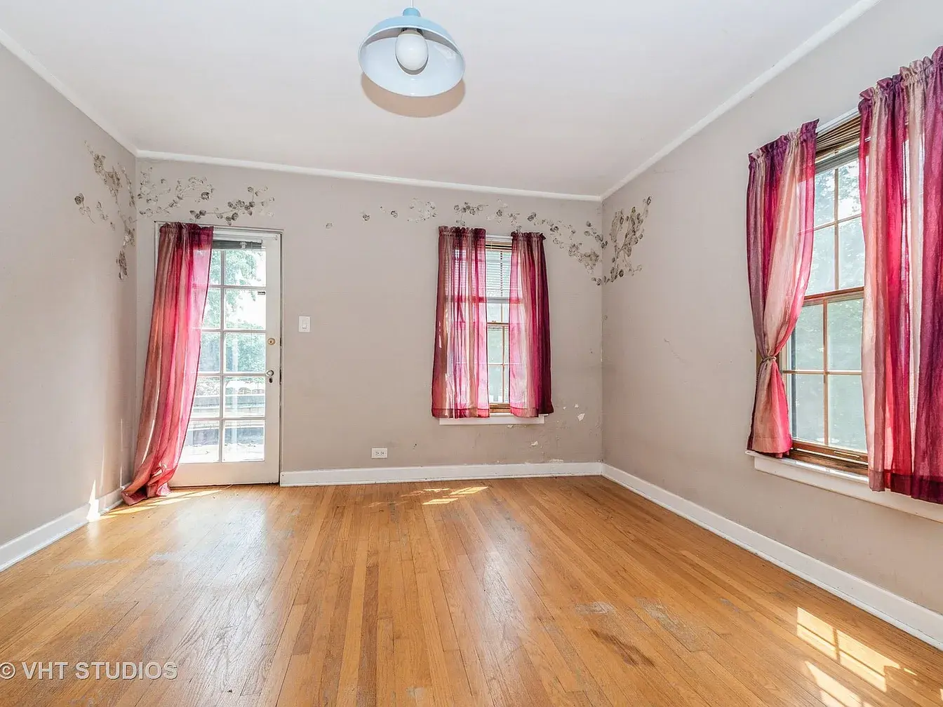 10057 S Bell Ave,   Chicago, IL 60643