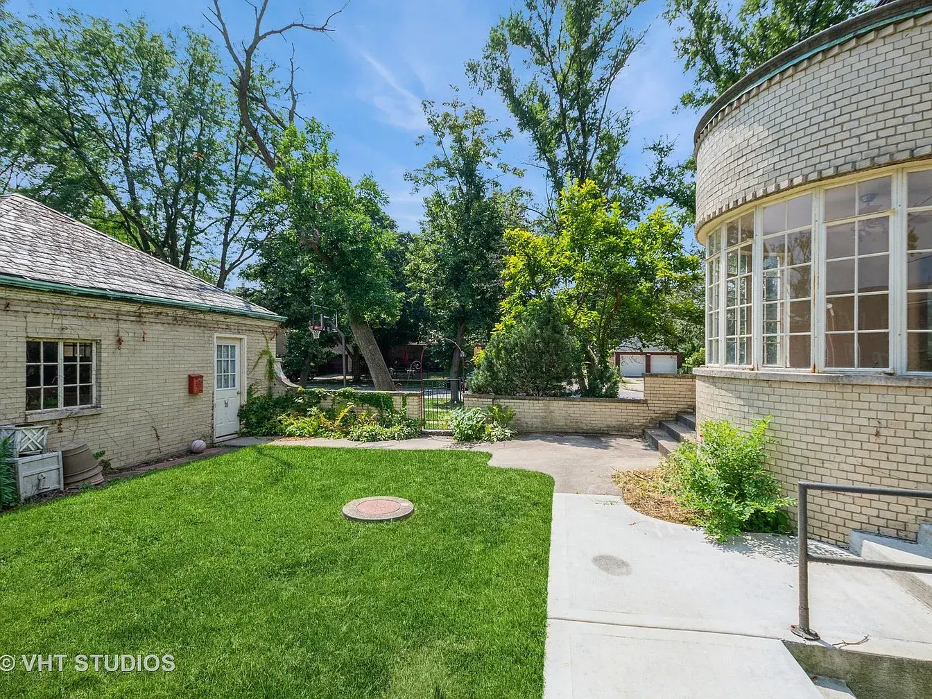 10057 S Bell Ave,   Chicago, IL 60643
