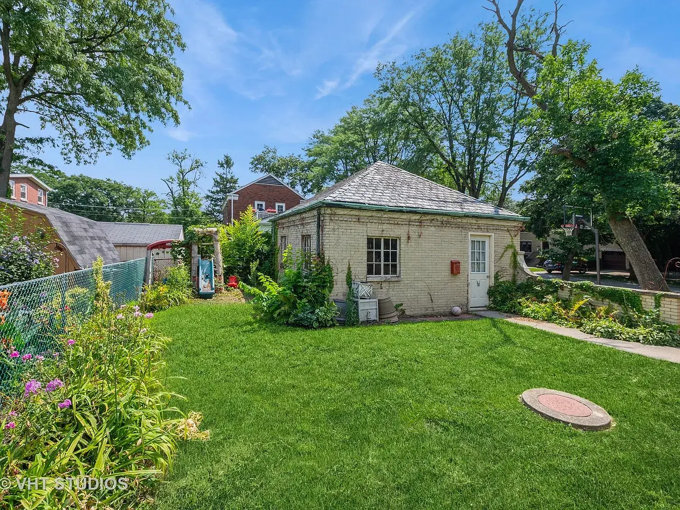 10057 S Bell Ave,   Chicago, IL 60643