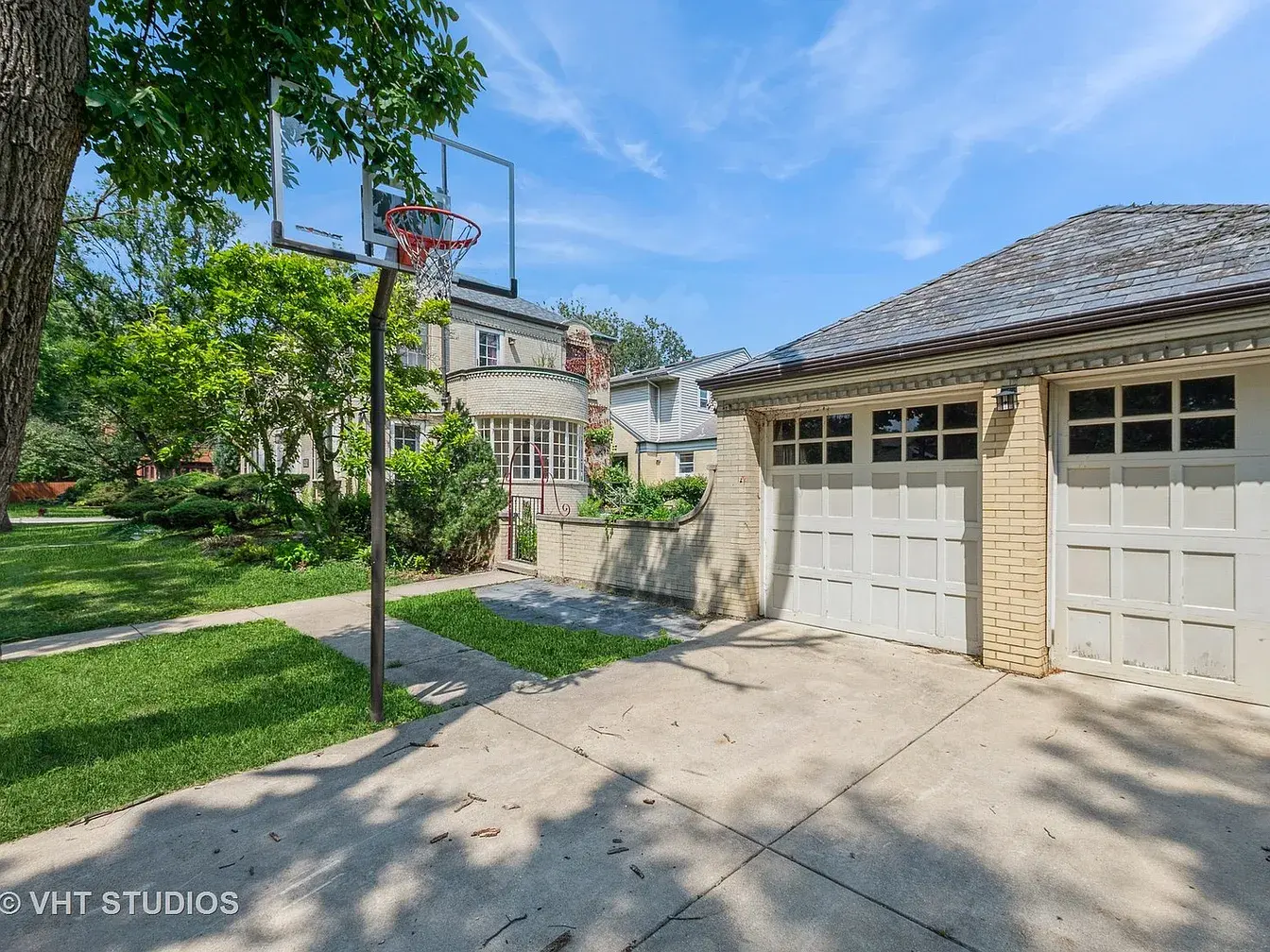 10057 S Bell Ave,   Chicago, IL 60643